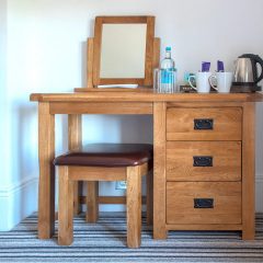 Bankes Arms Room 7 - Dressing table with tea & coffee making